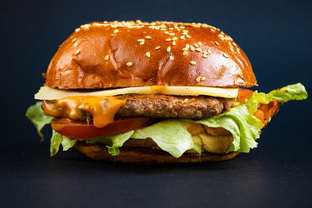 Говяжий чизбургер