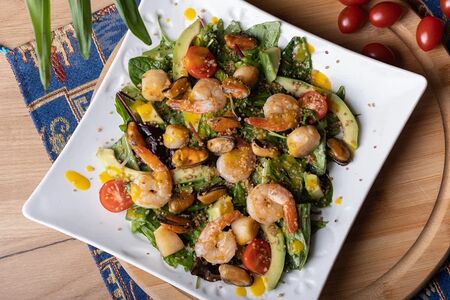 Салат из киноа с морепродуктами