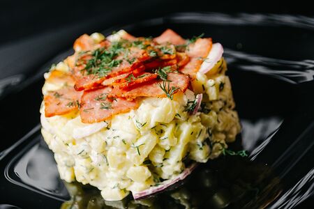 Теплый картофельный салат с беконом