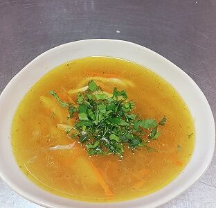 Суп куриный с лапшой и сухариками