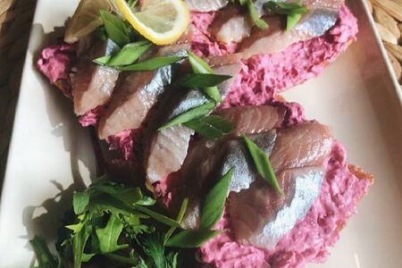 Гренки с сельдью и свекольным салатом