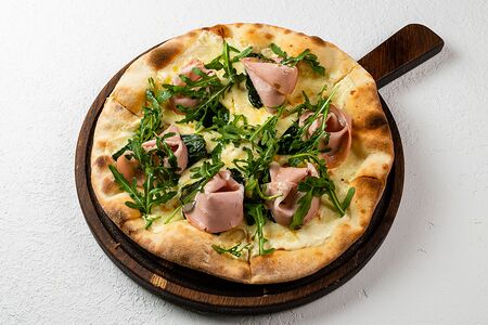 Пицца с мортаделлой рукколой и шпинатом