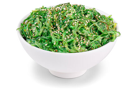 Салат с чукой и ореховым соусом