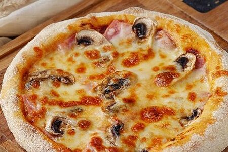 Пицца с ветчиной и грибами