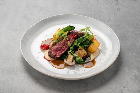 Вырезка бычка с белыми грибами, гратеном и грибным консоме