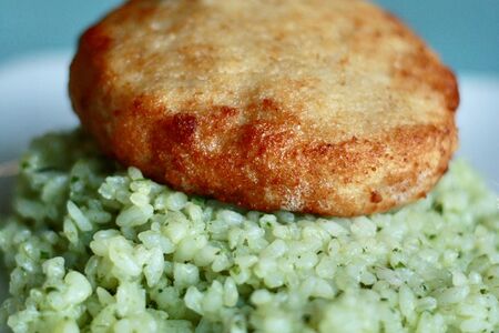 Фирменная Куриная котлета и рис песто