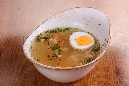 Домашняя лапша на курином бульоне с яйцом
