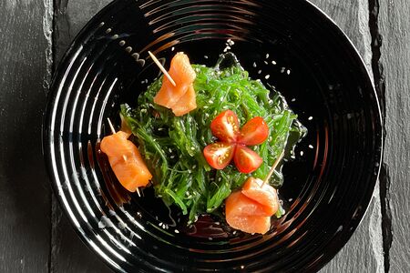 Салат Чука с лососем