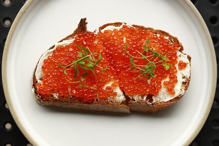 Брускетта с красной икрой