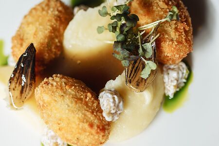 Котлеты из щуки с воздушным пюре и луковым взваром