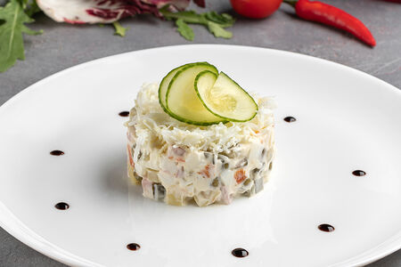 Салат Оливье с колбасой