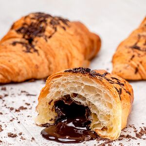 Свежеиспеченный круассан с шоколадной начинкой