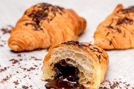 Свежеиспеченный круассан с шоколадной начинкой