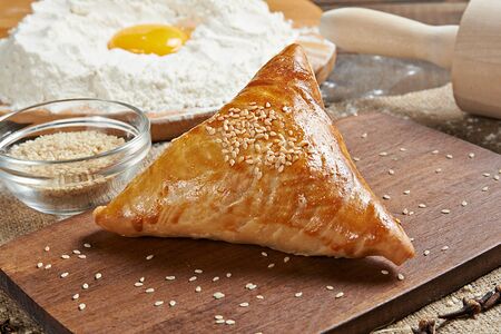 Самса слоеная с курицей халяль