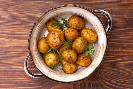 Обжаренный мини картофель с зеленью и чесноком