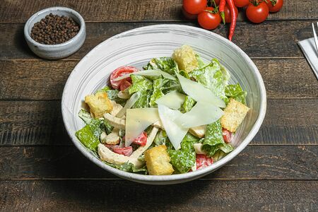 Салат Цезарь с курицей