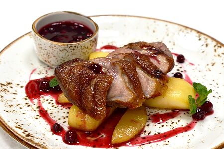 Утиное филе с яблоками и ананасами