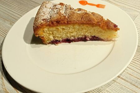 Шарлотка с вишней