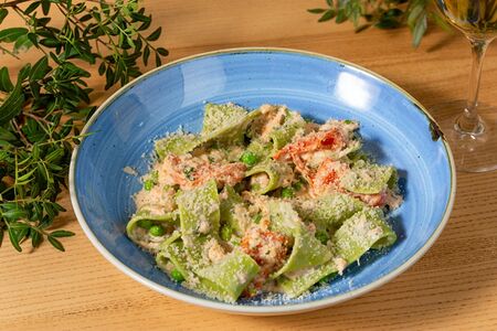 Паппарделле с рубленым лососем