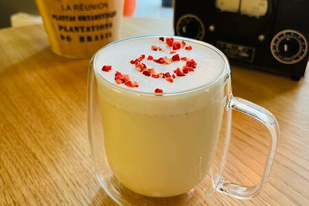 Чай латте с клубникой