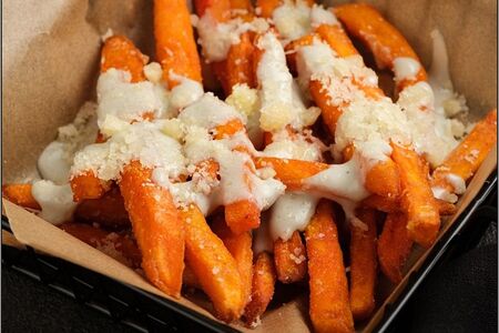 Батат фри с соусом блю чиз