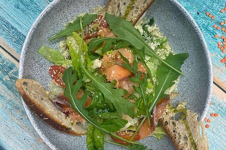 Цезарь со слабосоленым лососем