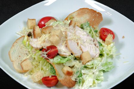 Салат Цезарь с курицей