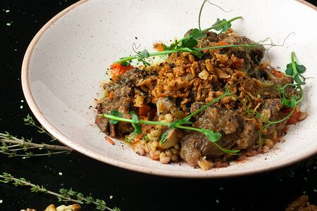 Томлёные щёчки в вине