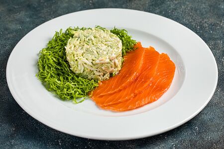 Слабосоленый лосось со свежим огурцом и яйцом