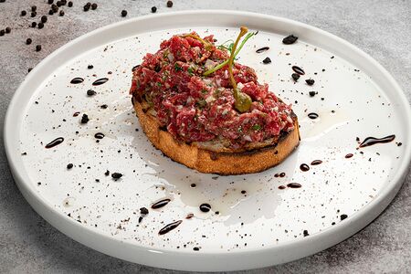 Брускетта с тартаром из говядины