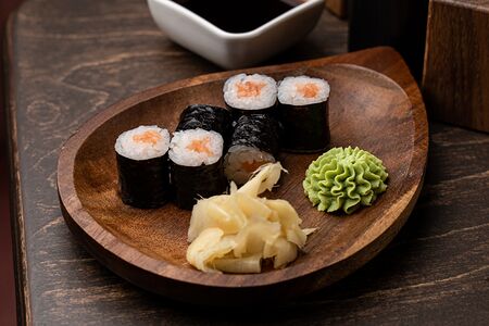 Ролл с лососем