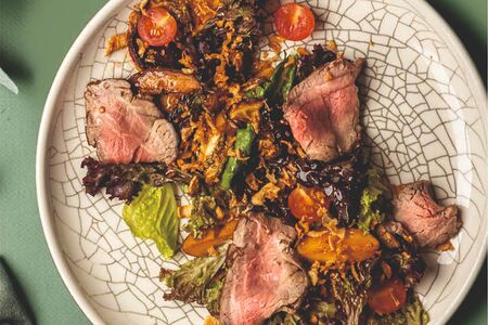 Салат с ростбифом, молодым картофелем и хрустящим луком