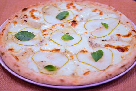 Пицца с грушей и сыром горгонзола