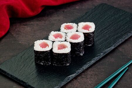 Ролл с тунцом