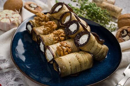 Рулеты из баклажанов со сливочным сыром