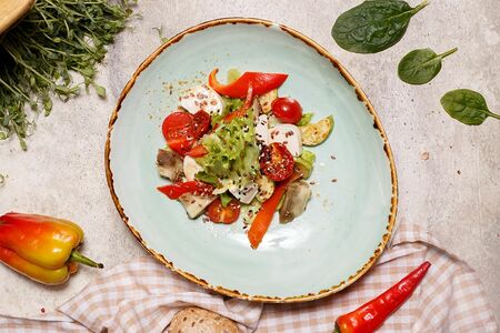 Салат с печеными овощами, молочной моцареллой и соусом Понзу