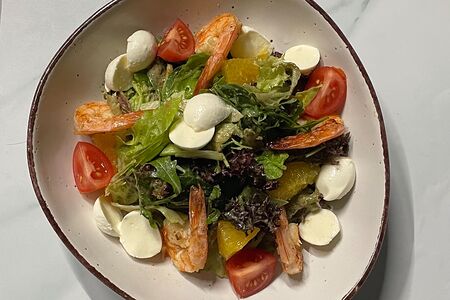 Салат с креветками и моцареллой