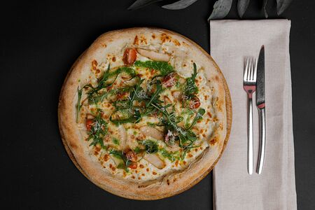 Пицца с курицей, томатами, соусом Песто и рукколой