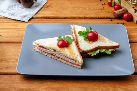 Хрустящий тост с ветчиной и сыром