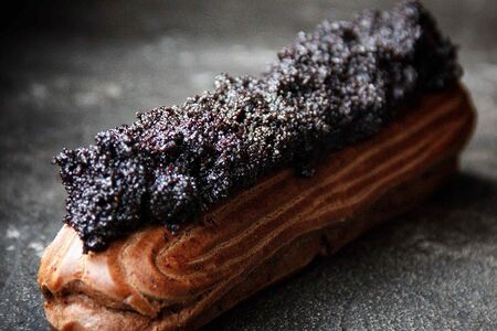 Эклер с маком