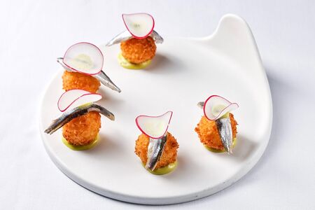 Картофельные крокеты с хамсой