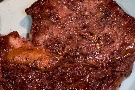 Пряный рибай с томатной сальсой