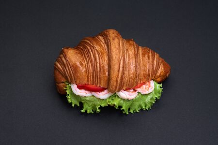 Круассан с креветками