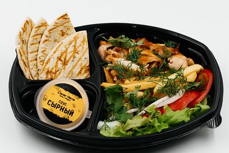 Донер фри с салатом в тарелке