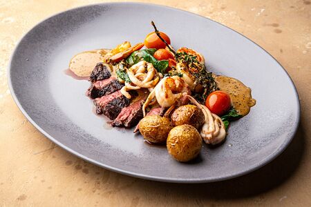 Стейк из говядины с креветками, и мидиями с перечно-сырным соусом