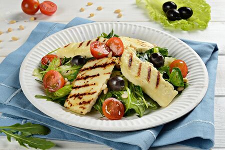 Салат с жареным сыром