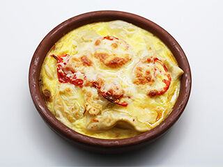 Пельмени куриные, запеченные с помидорами в омлете