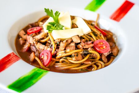 Спагетти со cвинoй корейкой и красным вином