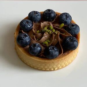 Тарт Сабле с шоколадной начинкой и голубикой