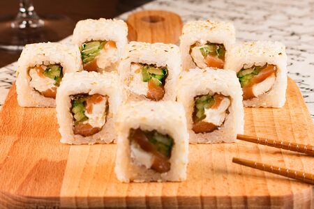 Ролл Филадельфия в кунжуте